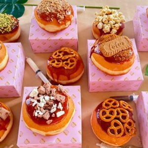 50 סופגניות במילוי קרם ברולה עם תוספות מפנקות